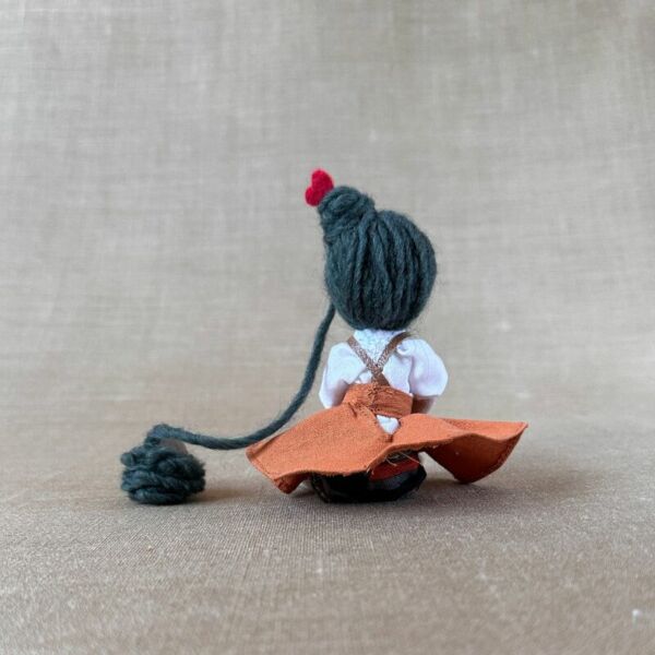 "Deixa o íntimo silêncio revelar  "- Boneca pequetita (miniatura 15cm) - Image 5