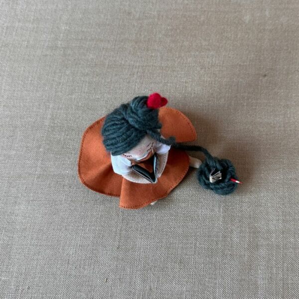 "Deixa o íntimo silêncio revelar  "- Boneca pequetita (miniatura 15cm) - Image 2